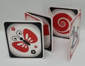 הרמוניקה עם ספר דמויות בצבעים שחור אדום ולבן